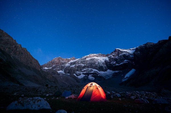 Comment faire du camping en haute montagne en plein été pour observer les étoiles filantes ?
