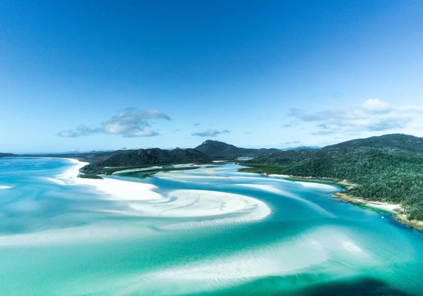 Croisières dans les îles Whitsunday : Plages de sable blanc et récifs colorés