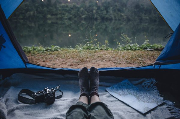 Quels jeux de société conviennent le mieux au camping en famille ou entre amis ?